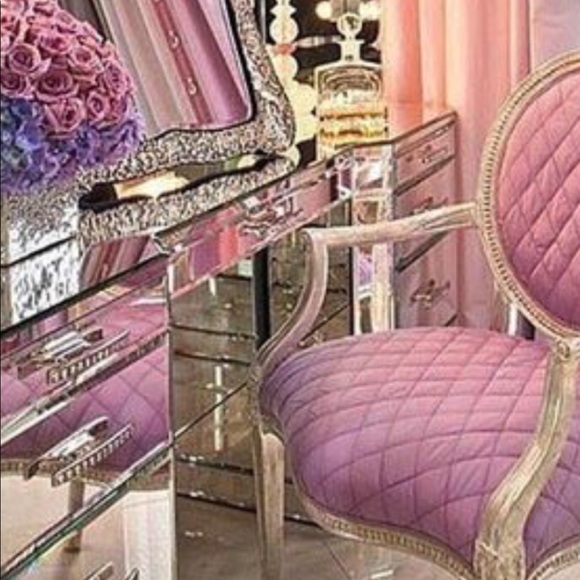 Meet your Posher, Elle G. - Picture 7 of 8